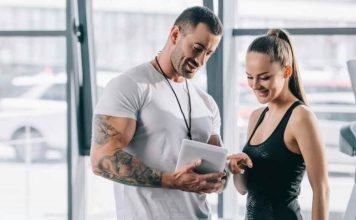 Profesyonel Fitness Eğitmeni Seçerken Nelere Dikkat Edilmeli? Fitness hedeflerine ulaşmak isteyen kişilerin en önemli kararlarından biri doğru profesyoneli seçmektir. Günümüzde spor salonlarının yaygınlaşmasıyla birlikte birçok kişi daha sağlıklı bir yaşam, kas gelişimi, kilo kontrolü veya performans artışı amacıyla uzman desteğine yöneliyor. Ancak doğru fitness eğitmeni seçimi, beklenen sonuçlara ulaşmak ve güvenli bir antrenman süreci geçirmek açısından büyük önem taşıyor. Konulu bir haber görseli.