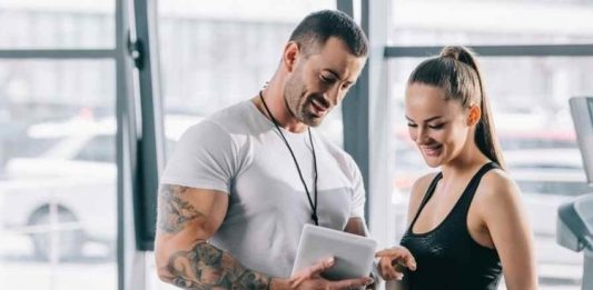 Profesyonel Fitness Eğitmeni Seçerken Nelere Dikkat Edilmeli? Fitness hedeflerine ulaşmak isteyen kişilerin en önemli kararlarından biri doğru profesyoneli seçmektir. Günümüzde spor salonlarının yaygınlaşmasıyla birlikte birçok kişi daha sağlıklı bir yaşam, kas gelişimi, kilo kontrolü veya performans artışı amacıyla uzman desteğine yöneliyor. Ancak doğru fitness eğitmeni seçimi, beklenen sonuçlara ulaşmak ve güvenli bir antrenman süreci geçirmek açısından büyük önem taşıyor. Konulu bir haber görseli.
