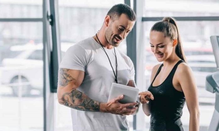 Profesyonel Fitness Eğitmeni Seçerken Nelere Dikkat Edilmeli Fitness hedeflerine ulaşmak isteyen kişilerin en önemli kararlarından biri doğru profesyoneli seçmektir. Günümüzde spor salonlarının yaygınlaşmasıyla birlikte birçok kişi daha sağlıklı bir yaşam, kas gelişimi, kilo kontrolü veya performans artışı amacıyla uzman desteğine yöneliyor. Ancak doğru fitness eğitmeni seçimi, beklenen sonuçlara ulaşmak ve güvenli bir antrenman süreci geçirmek açısından büyük önem taşıyor. Konulu bir haber görseli.