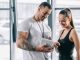 Profesyonel Fitness Eğitmeni Seçerken Nelere Dikkat Edilmeli? Fitness hedeflerine ulaşmak isteyen kişilerin en önemli kararlarından biri doğru profesyoneli seçmektir. Günümüzde spor salonlarının yaygınlaşmasıyla birlikte birçok kişi daha sağlıklı bir yaşam, kas gelişimi, kilo kontrolü veya performans artışı amacıyla uzman desteğine yöneliyor. Ancak doğru fitness eğitmeni seçimi, beklenen sonuçlara ulaşmak ve güvenli bir antrenman süreci geçirmek açısından büyük önem taşıyor. Konulu bir haber görseli.