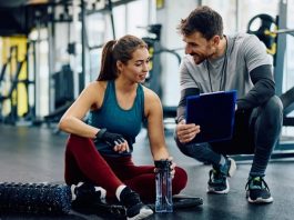 Profesyonel Fitness Eğitmenlerinin Başarı Hikâyeleri Fitness sektörü son yıllarda yalnızca spor yapma alışkanlığının değil, aynı zamanda sağlıklı yaşam bilincinin de güçlenmesiyle önemli bir dönüşüm yaşadı. Bu değişim sürecinde en büyük pay sahiplerinden biri ise fitness eğitmeni olarak görev yapan profesyoneller oldu. Bilimsel antrenman yöntemlerini bireysel hedeflerle birleştiren uzmanlar, üyelerin fiziksel gelişimlerinin yanı sıra motivasyonlarını da artırarak sektöre değer katıyor. Günümüzde başarılı eğitmenlerin hikâyeleri, hem yeni meslek adaylarına ilham veriyor hem de fitness sektörü içinde kalite standartlarının yükselmesine katkı sağlıyor. Konulu bir haber görseli.