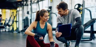 Fitness sektörü son yıllarda yalnızca spor yapma alışkanlığının değil, aynı zamanda sağlıklı yaşam bilincinin de güçlenmesiyle önemli bir dönüşüm yaşadı. Bu değişim sürecinde en büyük pay sahiplerinden biri ise fitness eğitmeni olarak görev yapan profesyoneller oldu. Bilimsel antrenman yöntemlerini bireysel hedeflerle birleştiren uzmanlar, üyelerin fiziksel gelişimlerinin yanı sıra motivasyonlarını da artırarak sektöre değer katıyor. Günümüzde başarılı eğitmenlerin hikâyeleri, hem yeni meslek adaylarına ilham veriyor hem de fitness sektörü içinde kalite standartlarının yükselmesine katkı sağlıyor. Konulu bir haber görseli.