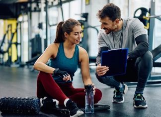 Profesyonel Fitness Eğitmenlerinin Başarı Hikâyeleri Fitness sektörü son yıllarda yalnızca spor yapma alışkanlığının değil, aynı zamanda sağlıklı yaşam bilincinin de güçlenmesiyle önemli bir dönüşüm yaşadı. Bu değişim sürecinde en büyük pay sahiplerinden biri ise fitness eğitmeni olarak görev yapan profesyoneller oldu. Bilimsel antrenman yöntemlerini bireysel hedeflerle birleştiren uzmanlar, üyelerin fiziksel gelişimlerinin yanı sıra motivasyonlarını da artırarak sektöre değer katıyor. Günümüzde başarılı eğitmenlerin hikâyeleri, hem yeni meslek adaylarına ilham veriyor hem de fitness sektörü içinde kalite standartlarının yükselmesine katkı sağlıyor. Konulu bir haber görseli.