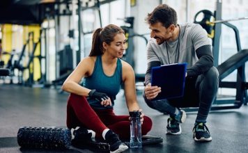 Profesyonel Fitness Eğitmenlerinin Başarı Hikâyeleri Fitness sektörü son yıllarda yalnızca spor yapma alışkanlığının değil, aynı zamanda sağlıklı yaşam bilincinin de güçlenmesiyle önemli bir dönüşüm yaşadı. Bu değişim sürecinde en büyük pay sahiplerinden biri ise fitness eğitmeni olarak görev yapan profesyoneller oldu. Bilimsel antrenman yöntemlerini bireysel hedeflerle birleştiren uzmanlar, üyelerin fiziksel gelişimlerinin yanı sıra motivasyonlarını da artırarak sektöre değer katıyor. Günümüzde başarılı eğitmenlerin hikâyeleri, hem yeni meslek adaylarına ilham veriyor hem de fitness sektörü içinde kalite standartlarının yükselmesine katkı sağlıyor. Konulu bir haber görseli.