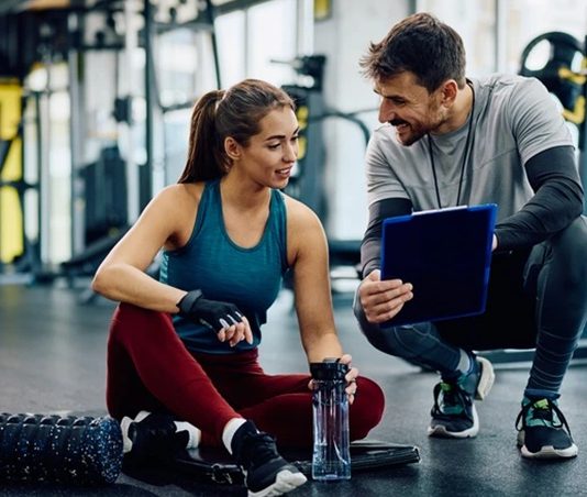 Fitness sektörü son yıllarda yalnızca spor yapma alışkanlığının değil, aynı zamanda sağlıklı yaşam bilincinin de güçlenmesiyle önemli bir dönüşüm yaşadı. Bu değişim sürecinde en büyük pay sahiplerinden biri ise fitness eğitmeni olarak görev yapan profesyoneller oldu. Bilimsel antrenman yöntemlerini bireysel hedeflerle birleştiren uzmanlar, üyelerin fiziksel gelişimlerinin yanı sıra motivasyonlarını da artırarak sektöre değer katıyor. Günümüzde başarılı eğitmenlerin hikâyeleri, hem yeni meslek adaylarına ilham veriyor hem de fitness sektörü içinde kalite standartlarının yükselmesine katkı sağlıyor. Konulu bir haber görseli.