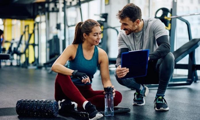 Profesyonel Fitness Eğitmenlerinin Başarı Hikâyeleri Fitness sektörü son yıllarda yalnızca spor yapma alışkanlığının değil, aynı zamanda sağlıklı yaşam bilincinin de güçlenmesiyle önemli bir dönüşüm yaşadı. Bu değişim sürecinde en büyük pay sahiplerinden biri ise fitness eğitmeni olarak görev yapan profesyoneller oldu. Bilimsel antrenman yöntemlerini bireysel hedeflerle birleştiren uzmanlar, üyelerin fiziksel gelişimlerinin yanı sıra motivasyonlarını da artırarak sektöre değer katıyor. Günümüzde başarılı eğitmenlerin hikâyeleri, hem yeni meslek adaylarına ilham veriyor hem de fitness sektörü içinde kalite standartlarının yükselmesine katkı sağlıyor. Konulu bir haber görseli.