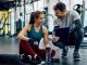 Profesyonel Fitness Eğitmenlerinin Başarı Hikâyeleri Fitness sektörü son yıllarda yalnızca spor yapma alışkanlığının değil, aynı zamanda sağlıklı yaşam bilincinin de güçlenmesiyle önemli bir dönüşüm yaşadı. Bu değişim sürecinde en büyük pay sahiplerinden biri ise fitness eğitmeni olarak görev yapan profesyoneller oldu. Bilimsel antrenman yöntemlerini bireysel hedeflerle birleştiren uzmanlar, üyelerin fiziksel gelişimlerinin yanı sıra motivasyonlarını da artırarak sektöre değer katıyor. Günümüzde başarılı eğitmenlerin hikâyeleri, hem yeni meslek adaylarına ilham veriyor hem de fitness sektörü içinde kalite standartlarının yükselmesine katkı sağlıyor. Konulu bir haber görseli.