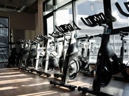 Profesyonel Salonlar İçin Fitness Donanımı Önerileri Profesyonel spor salonlarının başarısında kaliteli ekipman seçimi büyük rol oynuyor. Günümüzde üyeler yalnızca geniş bir antrenman alanı değil, aynı zamanda teknolojik, güvenli ve uzun ömürlü cihazlarla donatılmış salonları tercih ediyor. Bu nedenle fitness donanımı seçimi, spor salonlarının hizmet kalitesini ve müşteri memnuniyetini doğrudan etkileyen en önemli yatırımlar arasında yer alıyor. Doğru ekipman tercihleri hem kullanıcı deneyimini iyileştiriyor hem de işletmelerin uzun vadede bakım ve yenileme maliyetlerini azaltıyor. Konulu bir haber görseli.