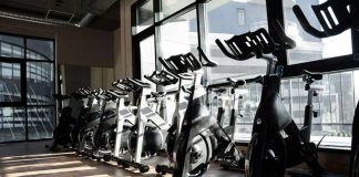 Profesyonel spor salonlarının başarısında kaliteli ekipman seçimi büyük rol oynuyor. Günümüzde üyeler yalnızca geniş bir antrenman alanı değil, aynı zamanda teknolojik, güvenli ve uzun ömürlü cihazlarla donatılmış salonları tercih ediyor. Bu nedenle fitness donanımı seçimi, spor salonlarının hizmet kalitesini ve müşteri memnuniyetini doğrudan etkileyen en önemli yatırımlar arasında yer alıyor. Doğru ekipman tercihleri hem kullanıcı deneyimini iyileştiriyor hem de işletmelerin uzun vadede bakım ve yenileme maliyetlerini azaltıyor. Konulu bir haber görseli.