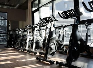 Profesyonel Salonlar İçin Fitness Donanımı Önerileri Profesyonel spor salonlarının başarısında kaliteli ekipman seçimi büyük rol oynuyor. Günümüzde üyeler yalnızca geniş bir antrenman alanı değil, aynı zamanda teknolojik, güvenli ve uzun ömürlü cihazlarla donatılmış salonları tercih ediyor. Bu nedenle fitness donanımı seçimi, spor salonlarının hizmet kalitesini ve müşteri memnuniyetini doğrudan etkileyen en önemli yatırımlar arasında yer alıyor. Doğru ekipman tercihleri hem kullanıcı deneyimini iyileştiriyor hem de işletmelerin uzun vadede bakım ve yenileme maliyetlerini azaltıyor. Konulu bir haber görseli.