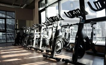 Profesyonel Salonlar İçin Fitness Donanımı Önerileri Profesyonel spor salonlarının başarısında kaliteli ekipman seçimi büyük rol oynuyor. Günümüzde üyeler yalnızca geniş bir antrenman alanı değil, aynı zamanda teknolojik, güvenli ve uzun ömürlü cihazlarla donatılmış salonları tercih ediyor. Bu nedenle fitness donanımı seçimi, spor salonlarının hizmet kalitesini ve müşteri memnuniyetini doğrudan etkileyen en önemli yatırımlar arasında yer alıyor. Doğru ekipman tercihleri hem kullanıcı deneyimini iyileştiriyor hem de işletmelerin uzun vadede bakım ve yenileme maliyetlerini azaltıyor. Konulu bir haber görseli.