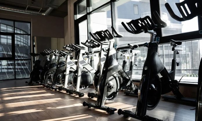 Profesyonel Salonlar İçin Fitness Donanımı Önerileri Profesyonel spor salonlarının başarısında kaliteli ekipman seçimi büyük rol oynuyor. Günümüzde üyeler yalnızca geniş bir antrenman alanı değil, aynı zamanda teknolojik, güvenli ve uzun ömürlü cihazlarla donatılmış salonları tercih ediyor. Bu nedenle fitness donanımı seçimi, spor salonlarının hizmet kalitesini ve müşteri memnuniyetini doğrudan etkileyen en önemli yatırımlar arasında yer alıyor. Doğru ekipman tercihleri hem kullanıcı deneyimini iyileştiriyor hem de işletmelerin uzun vadede bakım ve yenileme maliyetlerini azaltıyor. Konulu bir haber görseli.