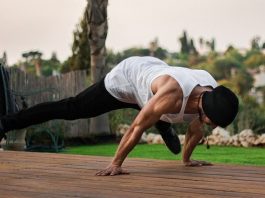 Profesyonel Sporcuların Fitness Antrenman Sırları Profesyonel sporcuların ulaştığı fiziksel seviyeler, yalnızca yoğun antrenmanlarla değil, doğru planlama, disiplinli yaşam tarzı ve bilimsel yaklaşımlarla ortaya çıkar. Günümüzde üst düzey sporcular, gelişimlerini hızlandırmak için rastgele çalışmalar yerine kişisel ihtiyaçlarına göre hazırlanan sistemli programlar uygular. Bu noktada fitness antrenmanı, profesyonel sporcuların güç, dayanıklılık ve performans seviyelerini artırmasında temel unsurlardan biri olarak öne çıkar. Konulu bir haber görseli.