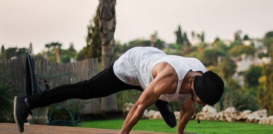 Profesyonel Sporcuların Fitness Antrenman Sırları Profesyonel sporcuların ulaştığı fiziksel seviyeler, yalnızca yoğun antrenmanlarla değil, doğru planlama, disiplinli yaşam tarzı ve bilimsel yaklaşımlarla ortaya çıkar. Günümüzde üst düzey sporcular, gelişimlerini hızlandırmak için rastgele çalışmalar yerine kişisel ihtiyaçlarına göre hazırlanan sistemli programlar uygular. Bu noktada fitness antrenmanı, profesyonel sporcuların güç, dayanıklılık ve performans seviyelerini artırmasında temel unsurlardan biri olarak öne çıkar. Konulu bir haber görseli.