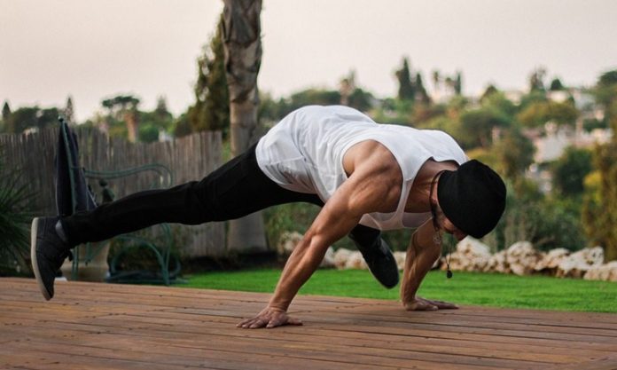 Profesyonel Sporcuların Fitness Antrenman Sırları Profesyonel sporcuların ulaştığı fiziksel seviyeler, yalnızca yoğun antrenmanlarla değil, doğru planlama, disiplinli yaşam tarzı ve bilimsel yaklaşımlarla ortaya çıkar. Günümüzde üst düzey sporcular, gelişimlerini hızlandırmak için rastgele çalışmalar yerine kişisel ihtiyaçlarına göre hazırlanan sistemli programlar uygular. Bu noktada fitness antrenmanı, profesyonel sporcuların güç, dayanıklılık ve performans seviyelerini artırmasında temel unsurlardan biri olarak öne çıkar. Konulu bir haber görseli.