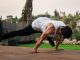 Profesyonel Sporcuların Fitness Antrenman Sırları Profesyonel sporcuların ulaştığı fiziksel seviyeler, yalnızca yoğun antrenmanlarla değil, doğru planlama, disiplinli yaşam tarzı ve bilimsel yaklaşımlarla ortaya çıkar. Günümüzde üst düzey sporcular, gelişimlerini hızlandırmak için rastgele çalışmalar yerine kişisel ihtiyaçlarına göre hazırlanan sistemli programlar uygular. Bu noktada fitness antrenmanı, profesyonel sporcuların güç, dayanıklılık ve performans seviyelerini artırmasında temel unsurlardan biri olarak öne çıkar. Konulu bir haber görseli.