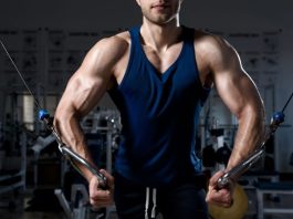 Progressive Overload Fitness Gelişiminde Neden Önemli Fitness dünyasında sürekli gelişim sağlamak isteyen sporcuların en çok üzerinde durduğu konulardan biri antrenman sistemlerinin doğru şekilde planlanması oluyor. Vücudun belirli bir seviyeye alışmasının ardından aynı yükle çalışmaya devam etmek, zaman içerisinde gelişimin yavaşlamasına neden olabiliyor. Bu noktada progressive overload yani kademeli yüklenme yöntemi, sporcuların performansını artırmak ve fiziksel gelişimini sürdürmek için önemli bir yaklaşım olarak öne çıkıyor. Konulu bir haber görseli.