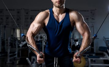 Progressive Overload Fitness Gelişiminde Neden Önemli Fitness dünyasında sürekli gelişim sağlamak isteyen sporcuların en çok üzerinde durduğu konulardan biri antrenman sistemlerinin doğru şekilde planlanması oluyor. Vücudun belirli bir seviyeye alışmasının ardından aynı yükle çalışmaya devam etmek, zaman içerisinde gelişimin yavaşlamasına neden olabiliyor. Bu noktada progressive overload yani kademeli yüklenme yöntemi, sporcuların performansını artırmak ve fiziksel gelişimini sürdürmek için önemli bir yaklaşım olarak öne çıkıyor. Konulu bir haber görseli.