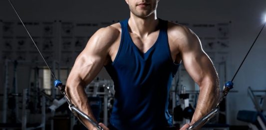 Progressive Overload Fitness Gelişiminde Neden Önemli Fitness dünyasında sürekli gelişim sağlamak isteyen sporcuların en çok üzerinde durduğu konulardan biri antrenman sistemlerinin doğru şekilde planlanması oluyor. Vücudun belirli bir seviyeye alışmasının ardından aynı yükle çalışmaya devam etmek, zaman içerisinde gelişimin yavaşlamasına neden olabiliyor. Bu noktada progressive overload yani kademeli yüklenme yöntemi, sporcuların performansını artırmak ve fiziksel gelişimini sürdürmek için önemli bir yaklaşım olarak öne çıkıyor. Konulu bir haber görseli.