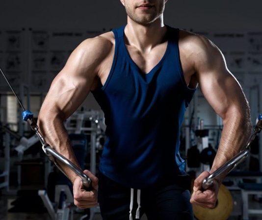 Fitness dünyasında sürekli gelişim sağlamak isteyen sporcuların en çok üzerinde durduğu konulardan biri antrenman sistemlerinin doğru şekilde planlanması oluyor. Vücudun belirli bir seviyeye alışmasının ardından aynı yükle çalışmaya devam etmek, zaman içerisinde gelişimin yavaşlamasına neden olabiliyor. Bu noktada progressive overload yani kademeli yüklenme yöntemi, sporcuların performansını artırmak ve fiziksel gelişimini sürdürmek için önemli bir yaklaşım olarak öne çıkıyor. Konulu bir haber görseli.