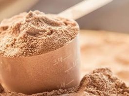 Düzenli spor yapan bireylerin beslenme planlarında protein alımı önemli bir yere sahip bulunuyor. Kasların korunması, gelişmesi ve antrenman sonrasında toparlanma sürecinin desteklenmesi açısından yeterli protein tüketimi büyük önem taşıyor. Günümüzde birçok kişi günlük protein ihtiyacını besinlerden karşılarken, bazı durumlarda protein tozu gibi takviye ürünler de tercih edilebiliyor. Ancak her ürün her kullanıcı için aynı sonucu vermeyebiliyor. Bu nedenle fitness hedefleri, protein tozu seçiminde dikkat edilmesi gereken en önemli kriterlerden biri olarak öne çıkıyor. Konulu bir haber görseli.