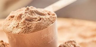 Düzenli spor yapan bireylerin beslenme planlarında protein alımı önemli bir yere sahip bulunuyor. Kasların korunması, gelişmesi ve antrenman sonrasında toparlanma sürecinin desteklenmesi açısından yeterli protein tüketimi büyük önem taşıyor. Günümüzde birçok kişi günlük protein ihtiyacını besinlerden karşılarken, bazı durumlarda protein tozu gibi takviye ürünler de tercih edilebiliyor. Ancak her ürün her kullanıcı için aynı sonucu vermeyebiliyor. Bu nedenle fitness hedefleri, protein tozu seçiminde dikkat edilmesi gereken en önemli kriterlerden biri olarak öne çıkıyor. Konulu bir haber görseli.