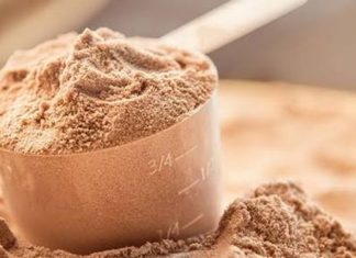 Protein Tozu Seçerken Fitness Hedefleri Neden Önemlidir? Düzenli spor yapan bireylerin beslenme planlarında protein alımı önemli bir yere sahip bulunuyor. Kasların korunması, gelişmesi ve antrenman sonrasında toparlanma sürecinin desteklenmesi açısından yeterli protein tüketimi büyük önem taşıyor. Günümüzde birçok kişi günlük protein ihtiyacını besinlerden karşılarken, bazı durumlarda protein tozu gibi takviye ürünler de tercih edilebiliyor. Ancak her ürün her kullanıcı için aynı sonucu vermeyebiliyor. Bu nedenle fitness hedefleri, protein tozu seçiminde dikkat edilmesi gereken en önemli kriterlerden biri olarak öne çıkıyor. Konulu bir haber görseli.