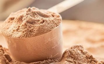 Protein Tozu Seçerken Fitness Hedefleri Neden Önemlidir? Düzenli spor yapan bireylerin beslenme planlarında protein alımı önemli bir yere sahip bulunuyor. Kasların korunması, gelişmesi ve antrenman sonrasında toparlanma sürecinin desteklenmesi açısından yeterli protein tüketimi büyük önem taşıyor. Günümüzde birçok kişi günlük protein ihtiyacını besinlerden karşılarken, bazı durumlarda protein tozu gibi takviye ürünler de tercih edilebiliyor. Ancak her ürün her kullanıcı için aynı sonucu vermeyebiliyor. Bu nedenle fitness hedefleri, protein tozu seçiminde dikkat edilmesi gereken en önemli kriterlerden biri olarak öne çıkıyor. Konulu bir haber görseli.
