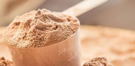 Protein Tozu Seçerken Fitness Hedefleri Neden Önemlidir? Düzenli spor yapan bireylerin beslenme planlarında protein alımı önemli bir yere sahip bulunuyor. Kasların korunması, gelişmesi ve antrenman sonrasında toparlanma sürecinin desteklenmesi açısından yeterli protein tüketimi büyük önem taşıyor. Günümüzde birçok kişi günlük protein ihtiyacını besinlerden karşılarken, bazı durumlarda protein tozu gibi takviye ürünler de tercih edilebiliyor. Ancak her ürün her kullanıcı için aynı sonucu vermeyebiliyor. Bu nedenle fitness hedefleri, protein tozu seçiminde dikkat edilmesi gereken en önemli kriterlerden biri olarak öne çıkıyor. Konulu bir haber görseli.