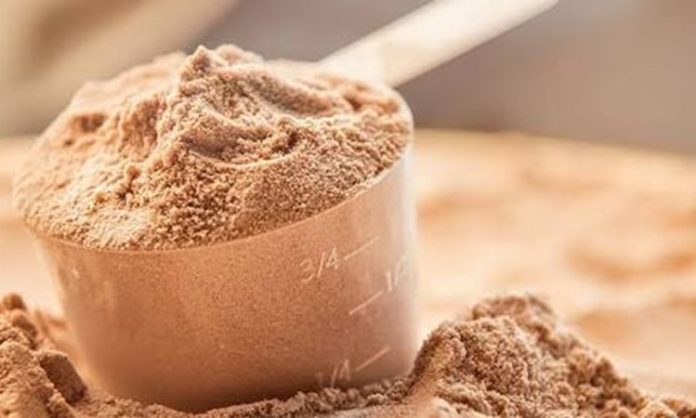Protein Tozu Seçerken Fitness Hedefleri Neden Önemlidir Düzenli spor yapan bireylerin beslenme planlarında protein alımı önemli bir yere sahip bulunuyor. Kasların korunması, gelişmesi ve antrenman sonrasında toparlanma sürecinin desteklenmesi açısından yeterli protein tüketimi büyük önem taşıyor. Günümüzde birçok kişi günlük protein ihtiyacını besinlerden karşılarken, bazı durumlarda protein tozu gibi takviye ürünler de tercih edilebiliyor. Ancak her ürün her kullanıcı için aynı sonucu vermeyebiliyor. Bu nedenle fitness hedefleri, protein tozu seçiminde dikkat edilmesi gereken en önemli kriterlerden biri olarak öne çıkıyor. Konulu bir haber görseli.