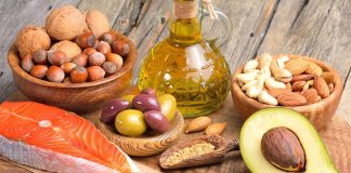 Fitness dünyasında başarılı sonuçlara ulaşmak isteyen kişiler genellikle protein tüketimi, karbonhidrat miktarı ve antrenman programlarına odaklanıyor. Ancak performans, kas gelişimi ve genel sağlık açısından yağların da önemli bir rolü bulunuyor. Uzun yıllar boyunca yalnızca sınırlandırılması gereken bir besin grubu olarak görülen yağlar, günümüzde doğru türleri tercih edildiğinde sporcuların beslenme planlarında önemli bir yere sahip oluyor. Özellikle sağlıklı yağlar, enerji üretimi, hormon dengesi ve toparlanma süreçleri açısından fitness gelişimini destekleyen temel besin öğeleri arasında değerlendiriliyor. Konulu bir haber görseli.