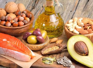 Sağlıklı Yağlar Fitness Gelişimine Katkı Sağlar Mı? Fitness dünyasında başarılı sonuçlara ulaşmak isteyen kişiler genellikle protein tüketimi, karbonhidrat miktarı ve antrenman programlarına odaklanıyor. Ancak performans, kas gelişimi ve genel sağlık açısından yağların da önemli bir rolü bulunuyor. Uzun yıllar boyunca yalnızca sınırlandırılması gereken bir besin grubu olarak görülen yağlar, günümüzde doğru türleri tercih edildiğinde sporcuların beslenme planlarında önemli bir yere sahip oluyor. Özellikle sağlıklı yağlar, enerji üretimi, hormon dengesi ve toparlanma süreçleri açısından fitness gelişimini destekleyen temel besin öğeleri arasında değerlendiriliyor. Konulu bir haber görseli.