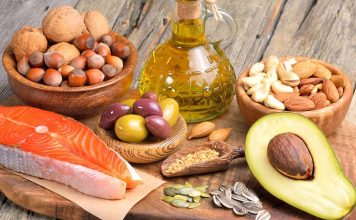 Sağlıklı Yağlar Fitness Gelişimine Katkı Sağlar Mı? Fitness dünyasında başarılı sonuçlara ulaşmak isteyen kişiler genellikle protein tüketimi, karbonhidrat miktarı ve antrenman programlarına odaklanıyor. Ancak performans, kas gelişimi ve genel sağlık açısından yağların da önemli bir rolü bulunuyor. Uzun yıllar boyunca yalnızca sınırlandırılması gereken bir besin grubu olarak görülen yağlar, günümüzde doğru türleri tercih edildiğinde sporcuların beslenme planlarında önemli bir yere sahip oluyor. Özellikle sağlıklı yağlar, enerji üretimi, hormon dengesi ve toparlanma süreçleri açısından fitness gelişimini destekleyen temel besin öğeleri arasında değerlendiriliyor. Konulu bir haber görseli.