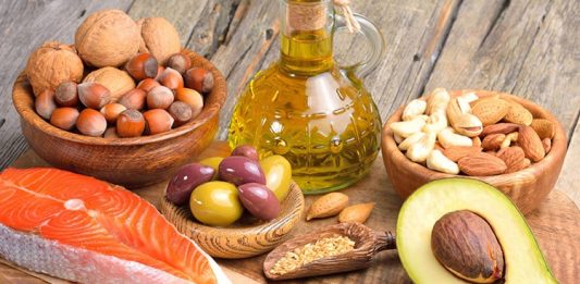 Sağlıklı Yağlar Fitness Gelişimine Katkı Sağlar Mı? Fitness dünyasında başarılı sonuçlara ulaşmak isteyen kişiler genellikle protein tüketimi, karbonhidrat miktarı ve antrenman programlarına odaklanıyor. Ancak performans, kas gelişimi ve genel sağlık açısından yağların da önemli bir rolü bulunuyor. Uzun yıllar boyunca yalnızca sınırlandırılması gereken bir besin grubu olarak görülen yağlar, günümüzde doğru türleri tercih edildiğinde sporcuların beslenme planlarında önemli bir yere sahip oluyor. Özellikle sağlıklı yağlar, enerji üretimi, hormon dengesi ve toparlanma süreçleri açısından fitness gelişimini destekleyen temel besin öğeleri arasında değerlendiriliyor. Konulu bir haber görseli.