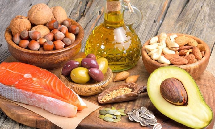 Sağlıklı Yağlar Fitness Gelişimine Katkı Sağlar Mı Fitness dünyasında başarılı sonuçlara ulaşmak isteyen kişiler genellikle protein tüketimi, karbonhidrat miktarı ve antrenman programlarına odaklanıyor. Ancak performans, kas gelişimi ve genel sağlık açısından yağların da önemli bir rolü bulunuyor. Uzun yıllar boyunca yalnızca sınırlandırılması gereken bir besin grubu olarak görülen yağlar, günümüzde doğru türleri tercih edildiğinde sporcuların beslenme planlarında önemli bir yere sahip oluyor. Özellikle sağlıklı yağlar, enerji üretimi, hormon dengesi ve toparlanma süreçleri açısından fitness gelişimini destekleyen temel besin öğeleri arasında değerlendiriliyor. Konulu bir haber görseli.