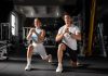 Fitness sektöründe bilinçli antrenman anlayışının yaygınlaşmasıyla birlikte sporcuların performansını artırmanın yanı sıra sağlıklarını korumaya yönelik çalışmalar da önem kazanmaya başladı. Bu noktada fitness eğitmeni tarafından uygulanan doğru yöntemler, spor yapan kişilerin sakatlık riskini azaltmasında kritik bir rol oynuyor. Yanlış egzersiz teknikleri, aşırı yüklenme ve kişiye uygun olmayan programlar uzun vadede çeşitli fiziksel problemlere yol açabilirken, profesyonel yaklaşımlar daha güvenli ve verimli bir spor deneyimi sağlıyor. Konulu bir haber görseli.