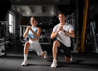 Fitness sektöründe bilinçli antrenman anlayışının yaygınlaşmasıyla birlikte sporcuların performansını artırmanın yanı sıra sağlıklarını korumaya yönelik çalışmalar da önem kazanmaya başladı. Bu noktada fitness eğitmeni tarafından uygulanan doğru yöntemler, spor yapan kişilerin sakatlık riskini azaltmasında kritik bir rol oynuyor. Yanlış egzersiz teknikleri, aşırı yüklenme ve kişiye uygun olmayan programlar uzun vadede çeşitli fiziksel problemlere yol açabilirken, profesyonel yaklaşımlar daha güvenli ve verimli bir spor deneyimi sağlıyor. Konulu bir haber görseli.