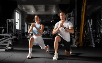 Sakatlık Riskini Azaltan Fitness Eğitmenliği Yaklaşımları Fitness sektöründe bilinçli antrenman anlayışının yaygınlaşmasıyla birlikte sporcuların performansını artırmanın yanı sıra sağlıklarını korumaya yönelik çalışmalar da önem kazanmaya başladı. Bu noktada fitness eğitmeni tarafından uygulanan doğru yöntemler, spor yapan kişilerin sakatlık riskini azaltmasında kritik bir rol oynuyor. Yanlış egzersiz teknikleri, aşırı yüklenme ve kişiye uygun olmayan programlar uzun vadede çeşitli fiziksel problemlere yol açabilirken, profesyonel yaklaşımlar daha güvenli ve verimli bir spor deneyimi sağlıyor. Konulu bir haber görseli.