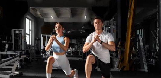 Sakatlık Riskini Azaltan Fitness Eğitmenliği Yaklaşımları Fitness sektöründe bilinçli antrenman anlayışının yaygınlaşmasıyla birlikte sporcuların performansını artırmanın yanı sıra sağlıklarını korumaya yönelik çalışmalar da önem kazanmaya başladı. Bu noktada fitness eğitmeni tarafından uygulanan doğru yöntemler, spor yapan kişilerin sakatlık riskini azaltmasında kritik bir rol oynuyor. Yanlış egzersiz teknikleri, aşırı yüklenme ve kişiye uygun olmayan programlar uzun vadede çeşitli fiziksel problemlere yol açabilirken, profesyonel yaklaşımlar daha güvenli ve verimli bir spor deneyimi sağlıyor. Konulu bir haber görseli.