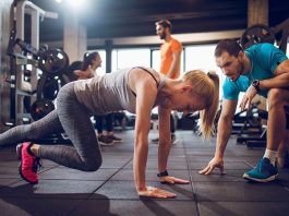 Sosyal Medya Fitness Eğitmenlerinin Kariyerini Nasıl Etkiliyor? Fitness sektöründe dijitalleşmenin hız kazanmasıyla birlikte sosyal medya, fitness eğitmenleri için önemli bir kariyer aracı haline geldi. Geçmişte spor salonları ve birebir çalışmalar üzerinden ilerleyen fitness eğitmenliği, günümüzde sosyal medya platformları sayesinde daha geniş kitlelere ulaşabilen bir meslek alanına dönüştü. Konulu bir haber görseli.