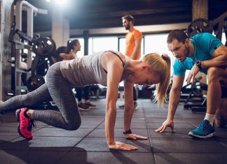 Fitness sektöründe dijitalleşmenin hız kazanmasıyla birlikte sosyal medya, fitness eğitmenleri için önemli bir kariyer aracı haline geldi. Geçmişte spor salonları ve birebir çalışmalar üzerinden ilerleyen fitness eğitmenliği, günümüzde sosyal medya platformları sayesinde daha geniş kitlelere ulaşabilen bir meslek alanına dönüştü. Konulu bir haber görseli.