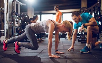 Sosyal Medya Fitness Eğitmenlerinin Kariyerini Nasıl Etkiliyor? Fitness sektöründe dijitalleşmenin hız kazanmasıyla birlikte sosyal medya, fitness eğitmenleri için önemli bir kariyer aracı haline geldi. Geçmişte spor salonları ve birebir çalışmalar üzerinden ilerleyen fitness eğitmenliği, günümüzde sosyal medya platformları sayesinde daha geniş kitlelere ulaşabilen bir meslek alanına dönüştü. Konulu bir haber görseli.