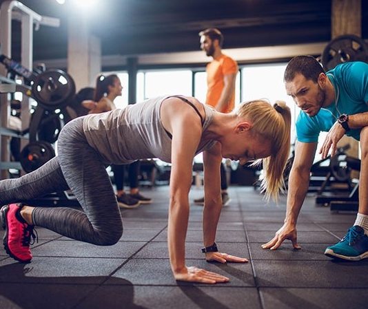 Fitness sektöründe dijitalleşmenin hız kazanmasıyla birlikte sosyal medya, fitness eğitmenleri için önemli bir kariyer aracı haline geldi. Geçmişte spor salonları ve birebir çalışmalar üzerinden ilerleyen fitness eğitmenliği, günümüzde sosyal medya platformları sayesinde daha geniş kitlelere ulaşabilen bir meslek alanına dönüştü. Konulu bir haber görseli.