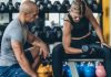 Fitness sektörünün dünya genelinde büyümesiyle birlikte fitness antrenörü olmanın gerektirdiği profesyonel standartlar da değişmeye başladı. Günümüzde spor salonlarında yalnızca temel egzersiz bilgisine sahip olmak yeterli görülmezken, bilimsel yaklaşımları bilen ve uluslararası standartlarda eğitim almış uzmanlara olan talep artıyor. Bu noktada uluslararası sertifikalar, antrenörlerin kariyer gelişiminde önemli bir avantaj sağlıyor. kONULU BİR HABER GÖRSELİ.