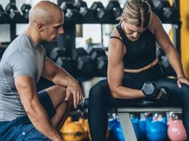 Uluslararası Sertifikalar Fitness Antrenörlerine Ne Kazandırıyor? Fitness sektörünün dünya genelinde büyümesiyle birlikte fitness antrenörü olmanın gerektirdiği profesyonel standartlar da değişmeye başladı. Günümüzde spor salonlarında yalnızca temel egzersiz bilgisine sahip olmak yeterli görülmezken, bilimsel yaklaşımları bilen ve uluslararası standartlarda eğitim almış uzmanlara olan talep artıyor. Bu noktada uluslararası sertifikalar, antrenörlerin kariyer gelişiminde önemli bir avantaj sağlıyor. kONULU BİR HABER GÖRSELİ.