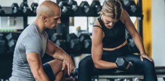 Uluslararası Sertifikalar Fitness Antrenörlerine Ne Kazandırıyor? Fitness sektörünün dünya genelinde büyümesiyle birlikte fitness antrenörü olmanın gerektirdiği profesyonel standartlar da değişmeye başladı. Günümüzde spor salonlarında yalnızca temel egzersiz bilgisine sahip olmak yeterli görülmezken, bilimsel yaklaşımları bilen ve uluslararası standartlarda eğitim almış uzmanlara olan talep artıyor. Bu noktada uluslararası sertifikalar, antrenörlerin kariyer gelişiminde önemli bir avantaj sağlıyor. kONULU BİR HABER GÖRSELİ.