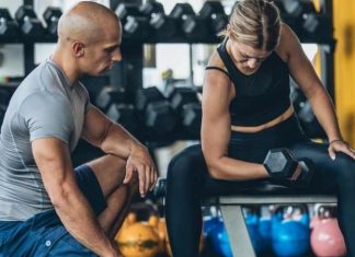 Uluslararası Sertifikalar Fitness Antrenörlerine Ne Kazandırıyor? Fitness sektörünün dünya genelinde büyümesiyle birlikte fitness antrenörü olmanın gerektirdiği profesyonel standartlar da değişmeye başladı. Günümüzde spor salonlarında yalnızca temel egzersiz bilgisine sahip olmak yeterli görülmezken, bilimsel yaklaşımları bilen ve uluslararası standartlarda eğitim almış uzmanlara olan talep artıyor. Bu noktada uluslararası sertifikalar, antrenörlerin kariyer gelişiminde önemli bir avantaj sağlıyor. kONULU BİR HABER GÖRSELİ.