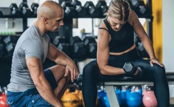 Uluslararası Sertifikalar Fitness Antrenörlerine Ne Kazandırıyor? Fitness sektörünün dünya genelinde büyümesiyle birlikte fitness antrenörü olmanın gerektirdiği profesyonel standartlar da değişmeye başladı. Günümüzde spor salonlarında yalnızca temel egzersiz bilgisine sahip olmak yeterli görülmezken, bilimsel yaklaşımları bilen ve uluslararası standartlarda eğitim almış uzmanlara olan talep artıyor. Bu noktada uluslararası sertifikalar, antrenörlerin kariyer gelişiminde önemli bir avantaj sağlıyor. kONULU BİR HABER GÖRSELİ.