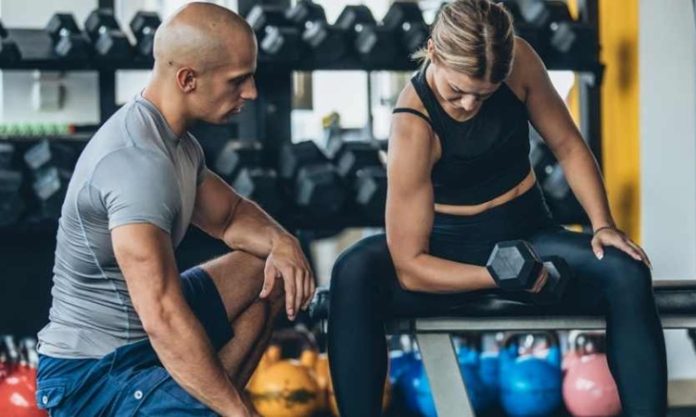 Uluslararası Sertifikalar Fitness Antrenörlerine Ne Kazandırıyor Fitness sektörünün dünya genelinde büyümesiyle birlikte fitness antrenörü olmanın gerektirdiği profesyonel standartlar da değişmeye başladı. Günümüzde spor salonlarında yalnızca temel egzersiz bilgisine sahip olmak yeterli görülmezken, bilimsel yaklaşımları bilen ve uluslararası standartlarda eğitim almış uzmanlara olan talep artıyor. Bu noktada uluslararası sertifikalar, antrenörlerin kariyer gelişiminde önemli bir avantaj sağlıyor. kONULU BİR HABER GÖRSELİ.