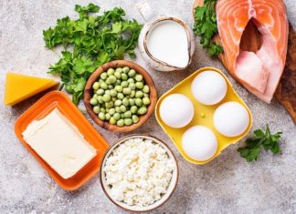 Vitamin Eksikliği Fitness Gelişimini Yavaşlatır Mı Düzenli spor yapan bireyler için antrenman programı kadar beslenme düzeni de büyük önem taşıyor. Kas gelişimi, dayanıklılık, enerji üretimi ve toparlanma süreçlerinin sağlıklı şekilde ilerleyebilmesi için yalnızca protein ve karbonhidrat tüketimi yeterli olmuyor. Vücudun ihtiyaç duyduğu vitamin ve mineraller de bu sürecin ayrılmaz parçaları arasında yer alıyor. Bu nedenle vitamin eksikliği, spor performansı ve genel sağlık üzerinde doğrudan ya da dolaylı etkiler oluşturabiliyor. Konulu bir haber görseli.